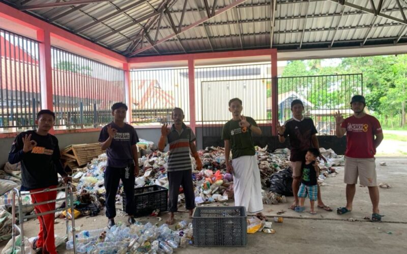 Kaum millennial Kelurahan Tadokkong Kecamatan Lembang mengaktifkan kembali fungsi dari Tempat Pengelolaan Sampah Reuse Reduce Recycle (TPS3R) untuk mengelola sampah rumah tangga dari masyarakat