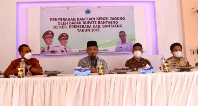Bupati Bantaeng H Ilham Asikin memberikan arahannya diacara penyerahan bantuan benih jagung untuk kelompok tani di kecamatan Eremerasa kabupaten Bantaeng Sulsel