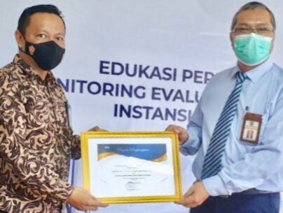 Kepala Kantor Kemenag Soppeng Fitriadi saat menerima Piagam Penghargaan