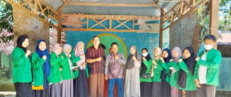 Ketua BKM H.Baharuddin Dg Ngemba bersama Dosen Pembimbing Lapang, berfose di Pusat Kegiatan BKM Romangpolong Kab. Gowa (syakh)