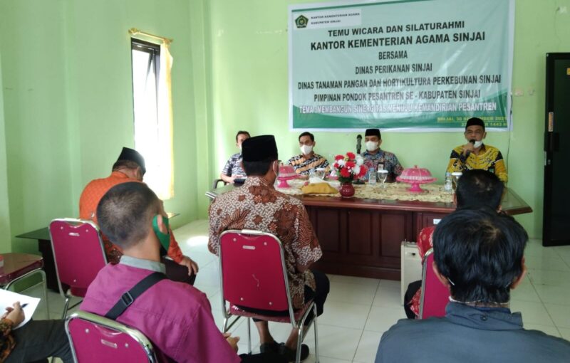 Kementerian agama (Kemenag) Sinjai melaksanakan temu wicara dan silahturahmi bersama pemerintah kabupaten (Pemkab) Sinjai  di kantor Kemenag Sinjai, Kamis (30/9/2021).