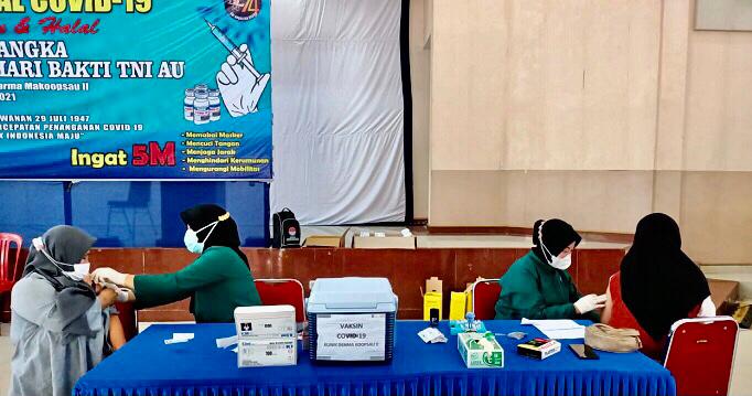 Petugas tenaga kesehatan  memberikan suntikan vaksin dosis kedua jenis  Sinovac kepada masyarakat yang mengikuti program vaksinasi di aula Koopsau II Makassar. --Foto Humas--