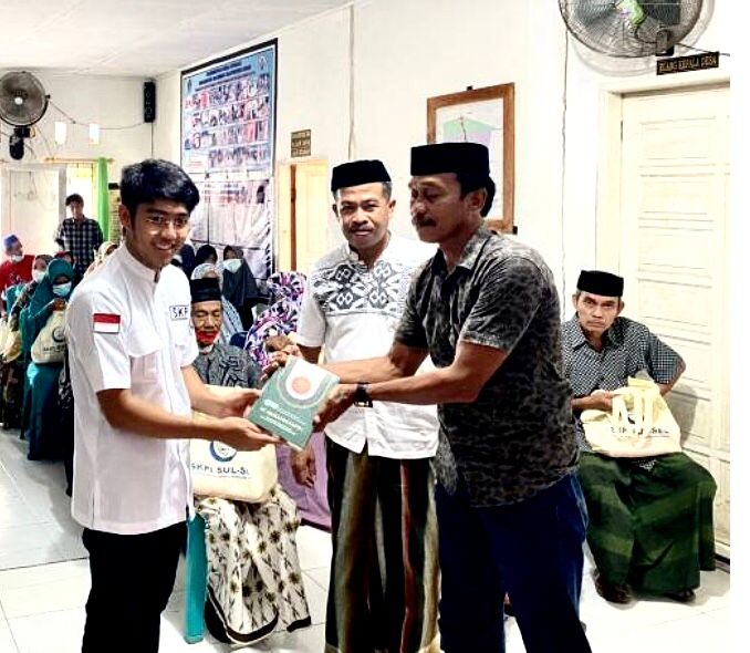 Ketua SKPI Sulsel Ismail Bachtiar memberikan bantuan sembako dan satunan kepada korban banjir pada lahan pertanian di Bone