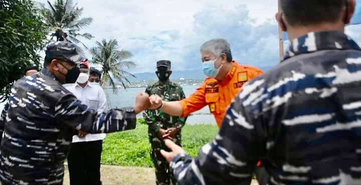 Bupati Pinrang H. Irwan Hamid menyambut kedatangan Koordinator Staf Ahli Kepala Staf Angkatan Laut Laksamana Muda TNI Roberth Wolter Tappangan, SH dan Komandan Pangkalan Utama Angkatan Laut VI Makassar Laksamana Pertama TNI Benny Sukandari, SE., MM., CHMRP berkunjung ke Pos TNI Angkatan Laut Pinrang, Rabu 1 September 2021