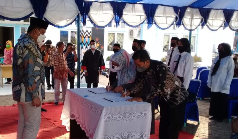 Penandatangan berita acara pelantikan BPD Desa Tobatang dan Desa Watampanua yang disaksikan oleh Bupati Wajo H. Amran Mahmud
