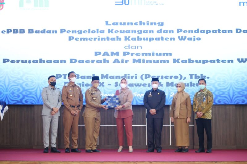 Bupati Wajo H. Amran Mahmud menyerahkan cenderamata kepada Head Area Bank Mandiri Parepare, Humaira Rahayu disela-sela Launching  e-PBB dan PAM Premium Senin, 20 September 2021