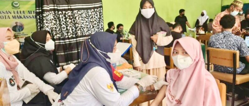 Suasana vaksinasi  yang digelar MA IPNU-MA IPPNU Sulsel bersama Biddokkes Polda Sulsel, Nurani Institute Indonesia dan DWP Kemenpora