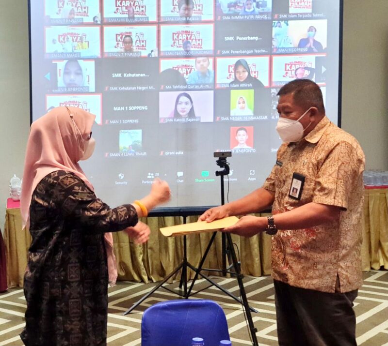Penyerahan berita acara hasil lomba dari Ketua Tim juri Prof DR Andi Ima Kesuma kepada Kabid Pemberdayaan Sosial Drs Jamaris.