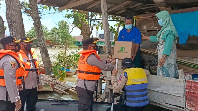 Kepala Kepolisian Daerah Sulawesi Selatan (Kapolda Sulsel), Irjen Pol Merdisyam meninjau langsung lokasi terdampak banjir di Kabupaten Wajo, dan menyalurkan bantuan sembakoRabu (8/9/2021). 
