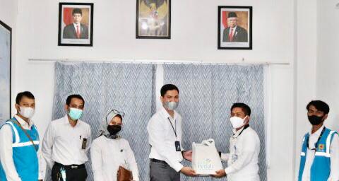 PLN Sulselrabar memberikan bantuan kepada rumkit yang dikunjungi dalam rangka Hari pelanggan Nasional