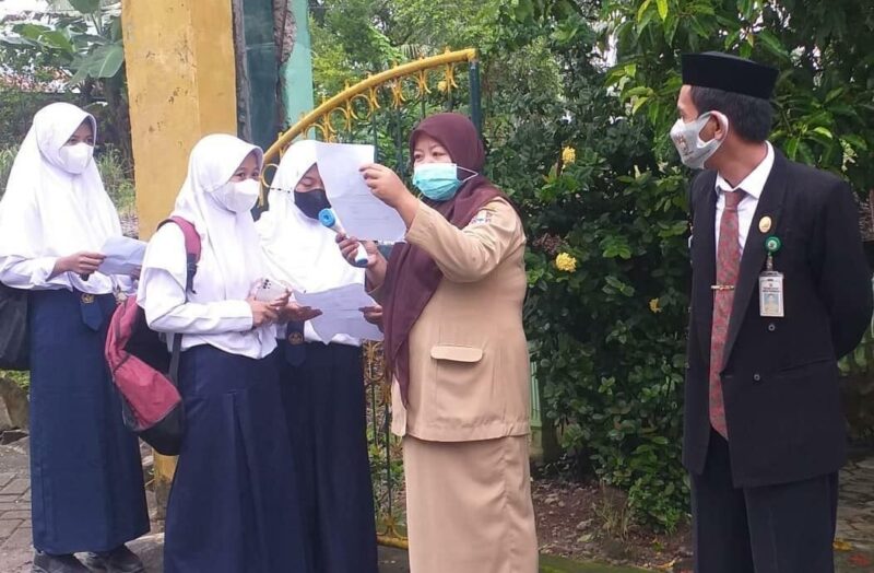 Terpantau di UPT SMAN 4 Wajo, sejak pukul 07.00 pagi, peserta didik sudah berdatangan ke sekolah dengan memakai masker sesuai standar. Di pintu gerbang telah berdiri Satgas Covid-19 Satuan Pendidikan untuk mengukur suhu tubuh dan menyampaikan protokol kesehatan tatap muka