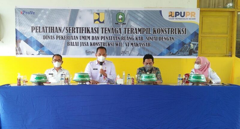 Pemkab Sinjai melalui Dinas Pekerjaan Umum dan Penataan Ruang (PUPR) bekerjasama dengan Balai Jasa Konstruksi Wilayah (BJKW) VI Makassar menggelar pelatihan tenaga terampil konstruksi yang berlangsung di Workshop Kantor PUPR Sinjai Rabu 1 September 2021