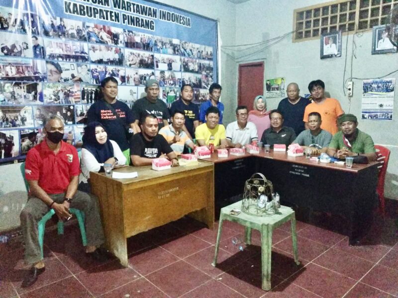 Photo bersama pengurus PWI kabupaten Pinrang bersama panitia komferkab serta ketua seksi Organisasi PWI Provinsi Marno Pawessai (tengah, baju putih)