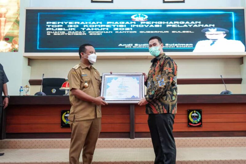 Setiap tahunnya Pangkep selalu meraih penghargaan kompetisi pelayanan publik. Baik yang diselenggarakan oleh pemerintah provinsi maupaun Kementerian PAN-RB
