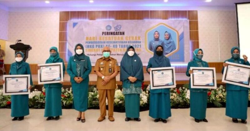 Para penerima penghargaan  bersama Wakil Bupati Bantaeng H Sahabuddin dan Pengurus TP-PKK Bantaeng Sulsel