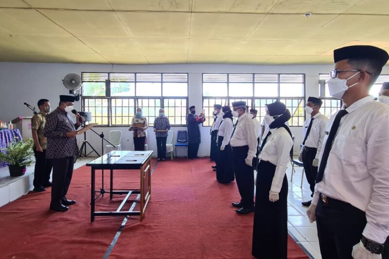 Bupati Wajo H. Amran Mahmud Melantik dan mengambil sumpah  BPD Tonralipue dan Inalipues di Aula Pertemuan Kantor Kecamatan Tanasitolo, Minggu, 19 September 2021