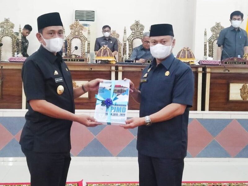 Bupati Wajo H. Amran Mahmud menyerahkan Dua bua Ranperda Kepada Ketua DPRD Wajo HA. Alauddin Palaguna melalui rapat paripurna Kamis 2 September 2021