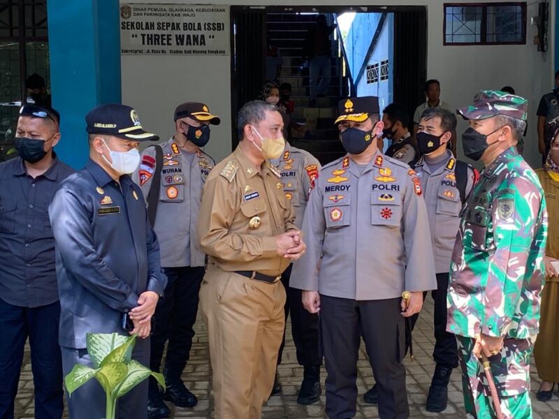 Bupati Wajo H. Amran Mahmud berbincang-bincang dengan Kapolda Sulsel dan Pangdam XIV Hasanuddin terkait persiapan kedatangan Presiden RI di Wajo