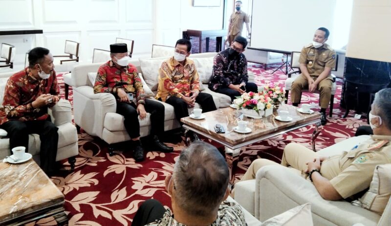 Wakil Bupati Wajo, Amran, hadir langsung dalam penyerahan piagam penghargaan yang ditujukan sebagai apresiasi untuk kabupaten/kota inovatif di Sulawesi Selatan (Sulsel) 