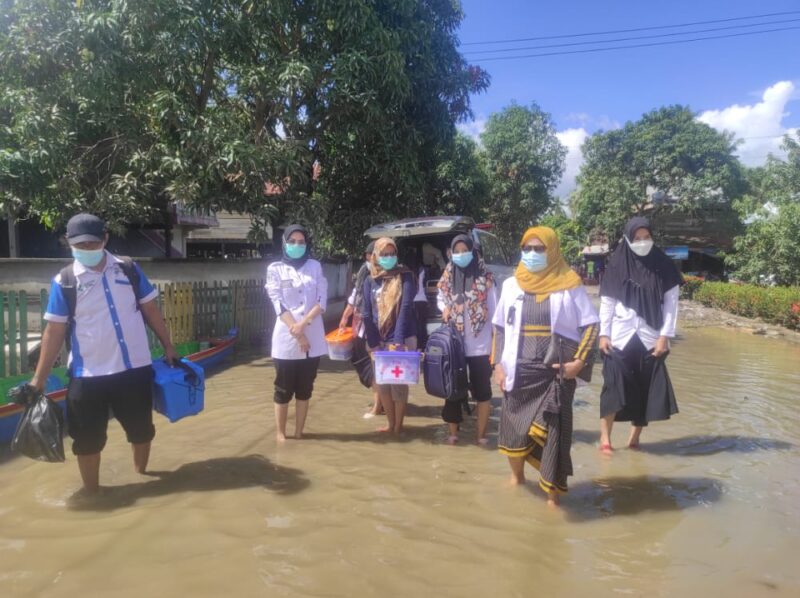 Tim vaksinasi Dinas Kesehatan Wajo  door to door atau mendatangi langsung ke rumah-rumah warga untuk melakukan vaksinasi