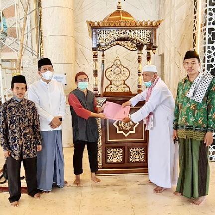 Plt Gubernur Sumbang Mimbar Baru ke Pengurus Masjid Raya Kota Makassar