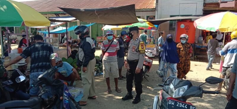 Anggota Polsek Maniangpajo Polres Wajo Aiptu Nasir Gading melakukan pengamanan di pasar yang berada di Desa Mattirowalie Kecamatan Maniangpajo Kabupaten Wajo 2 September 2021