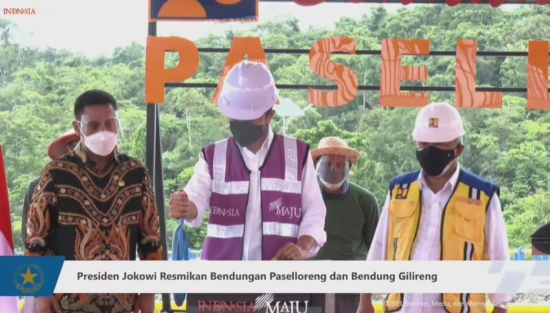 Sebagai tanda diresmikannnya Bendungan Paselloerng dan Gilireng, Presiden Joko Widodo melakukan pemutaran roda pintu air