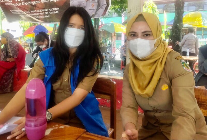 Dr.Lenny salah seorang tim Dokter Puskesmas Salo (Rompi biru) Kabupaten Pinrang