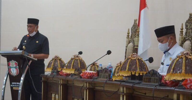 Bupati Wajo H. Amran Mahmud saat menyampaikan tanggapan/jawaban atas pemandangan umum fraksi DPRD Wajo terkait Ranperda perubahan APBD Kabupaten Wajo tahun anggaran 2021