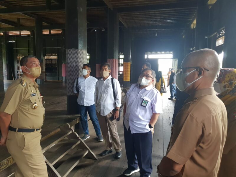Bupati Wajo, H. Amran Mahmud didampingi Kepala Bappelitbangda Andi Pallawarukka meninjau langsung kondisi rumah adat Atakkae bersama tenaga ahli Dapil Andi Iwan Darmawan Aras (AIA), Sultan Tajang dan Kepala Balai Prasarana Permukiman Wilayah Sulsel, Ahmad Asiri, Senin (13/9/2021).