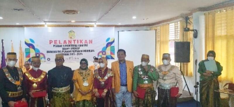 Lima Dekan UPRI foto bersama usai dilantik oleh Rektor UPRI Abd Azis