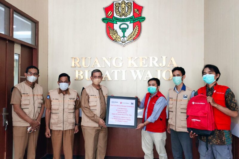 Bupati Wajo, Amran Mahmud, menerima secara simbolis bantuan 3.780 paket belajar dari Save the Children Indonesia di Kantor Bupati Wajo, Senin 27 September 2021