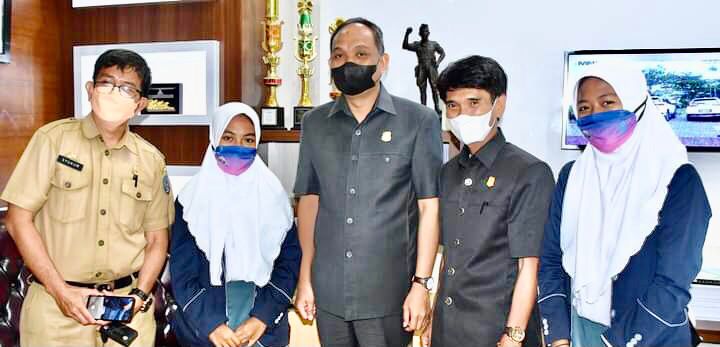 Ketua  DPRD berfoto bersama Nadifah Amaliyah dan Hanum Salsabilah didampingi Plt.Kepala UPT SMAN 11 Pinrang, Drs. Syukur Nemba, M.Pd