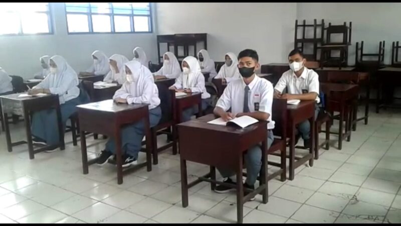 Suasana siswa dalam ruang kelas ketika Kepala Sekolah SMA 5 Takalar memberi arahan agar siswa patuh pada Protokol Kesehatan