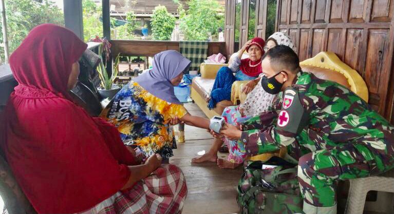 Tim kesehatan TMMD Periksa kesehatan warga desa