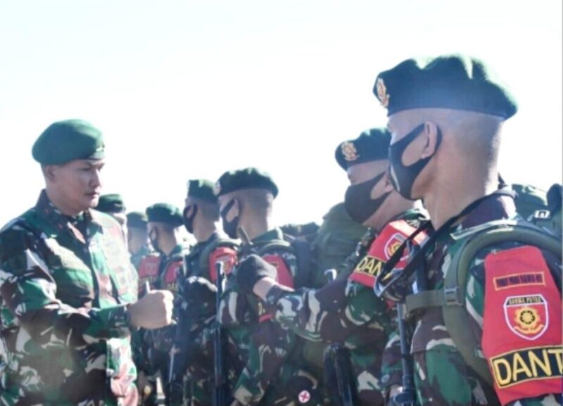 Panglima Divisi Infanteri 3 Kostrad Mayjen TNI Kunto Arief Wibowo melepas 380 prajurit TNI untuk  pengamanan Perbatasan Papua dalam suatu upacara  pemberangkatan