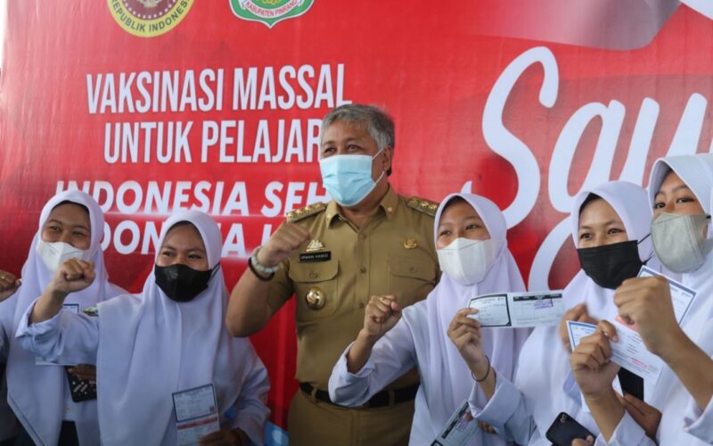 usai menjalani vaksinasi massal, sejumlah pelajar berpose bersama Bupati Wajo H. Irwan Hamid