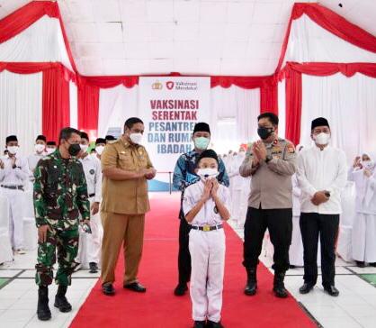Vaksinasi merdeka untuk kalangan pondok pesantren dan rumah ibadah dipusatkan di Popes Darul Ulum Kabupaten Maros, Sulsel