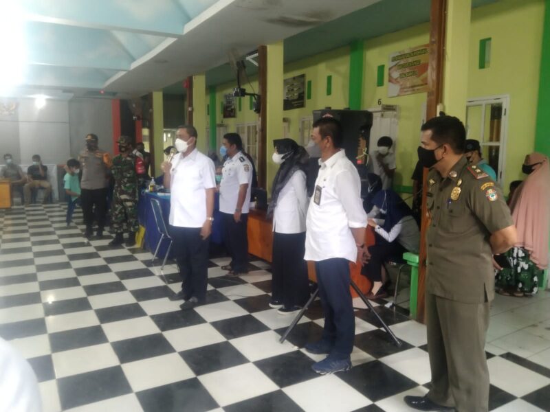 Bupati Wajo H. Amran Mahmud memberikan arahan saat meninjau pelaksanaan vaksinasi massal di Kecamatan Belawa, Rabu (1/9/2021).