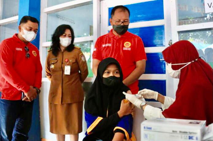Walikota Makassar, Danny Ramdhan Pomanto (tengah) menyaksikan pelaksanaan vaksin di kalangan Pelajar di SMPN 24 Makassar. --foto Humas --