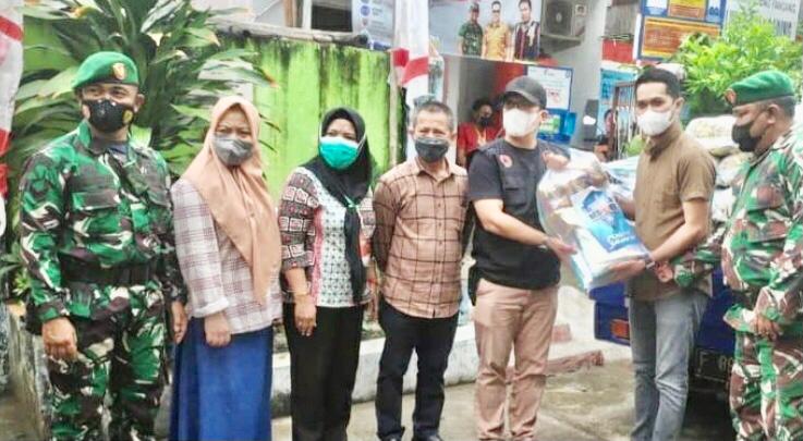 Camat Ujung Pandang Kota Makassar menyerahkan bantuan dampak covid kepada warga dalam wilayah kecamatan Ujung Pandang kota Makassar  yang disaksikan tim satgas dari TNI Polri