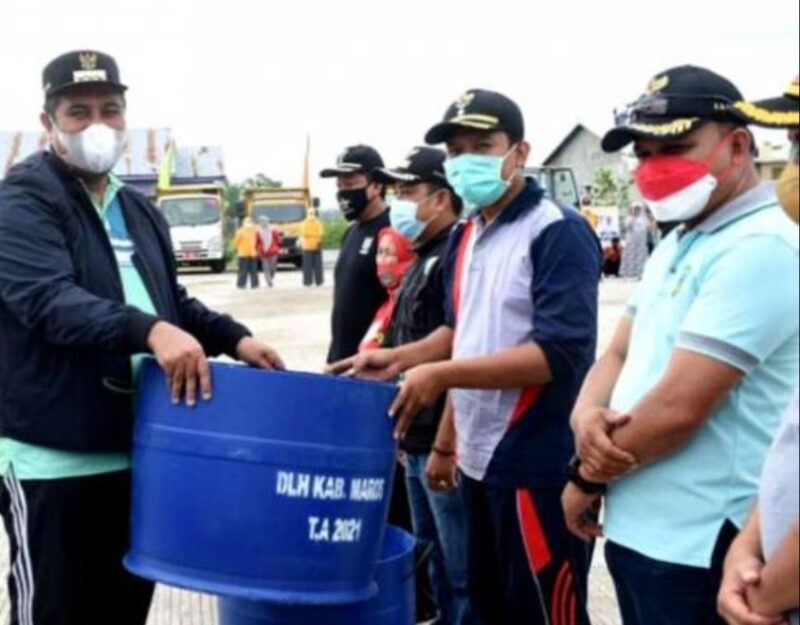 Bupati Maros AS Chaidir Syam membagikan tong sampah usai aksi bersih bersih