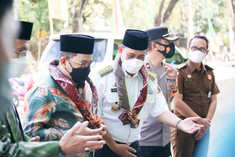 Bupati Wajo, H. Amran Mahmud, mendampingi Wakil Menteri Agama (Wamenag), Zainut Tauhid Sa’adi, hadir pada rapat senat dalam rangka peresmian mahasiswa baru dan kuliah perdana Institut Agama Islam (IAI) As'adiyah Sengkang tahun akademik 2021/2022, Rabu (15/9/2021).