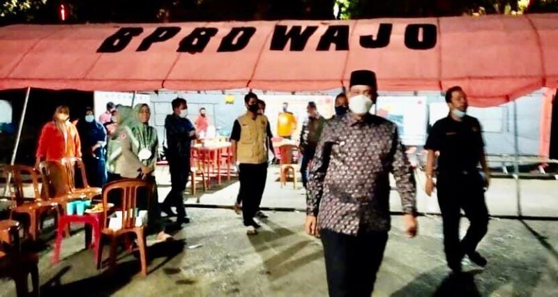 Bupati Wajo H. Amran Mahmud saat melakukan peninjauan dan mengecek dapur umum lokasi pengungsian akibat banjir di 3 titk lokasi