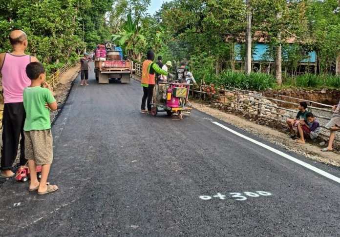 Harapan warga Kolasa, Desa Kampala, Kecamatan Sinjai Timur, Kabupaten Sinjai selama ini untuk menikmati jalan beraspal, akhirnya terwujud. Selama 21 tahun, penantian panjang warga Kolasa terjawab di pemerintahan Bupati Sinjai, Andi Seto Asapa (ASA).