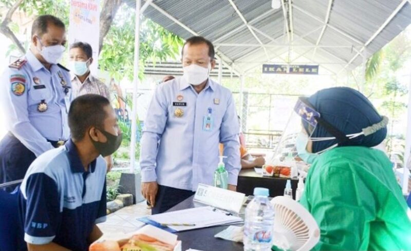 Suasana pelaksanaan vaksinasi bagi warga binaan pemasyarakatan di Lapas Narkotika