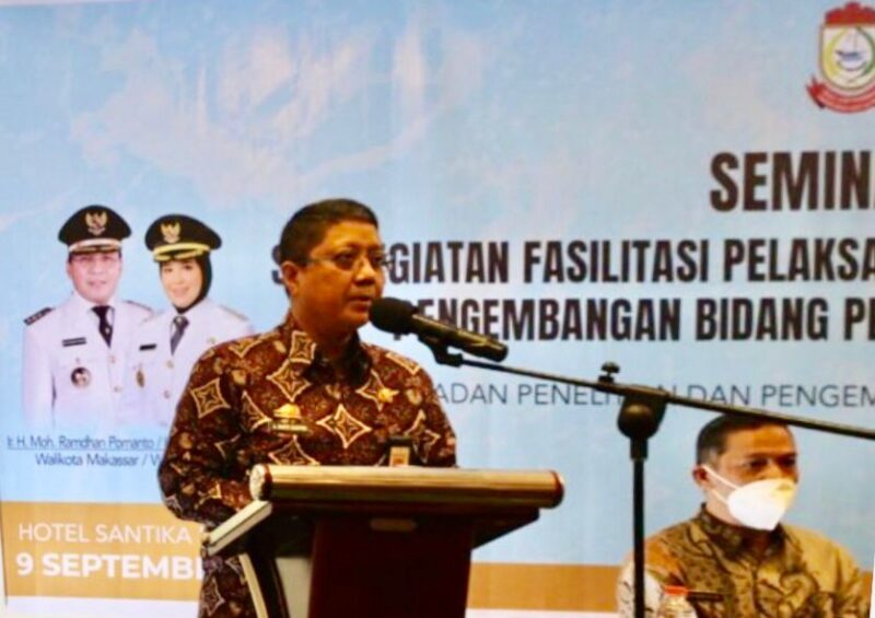 Kepala Balitbangada Kota Makassar Sulsel Andi Bukti Djufrie membuka Seminar Fasilitasi Pelaksanaan dan Evaluasi Penelitian dan Pengembangan Bidang