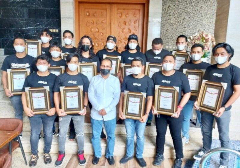 15 personil Jatanras Polrestabes Makassar menerima penghargaan dari Walikota Makassar Moh Ramdhan Pomanto atas pengungkapan kasus pencurian di Balaikota beberapa waktu lalu