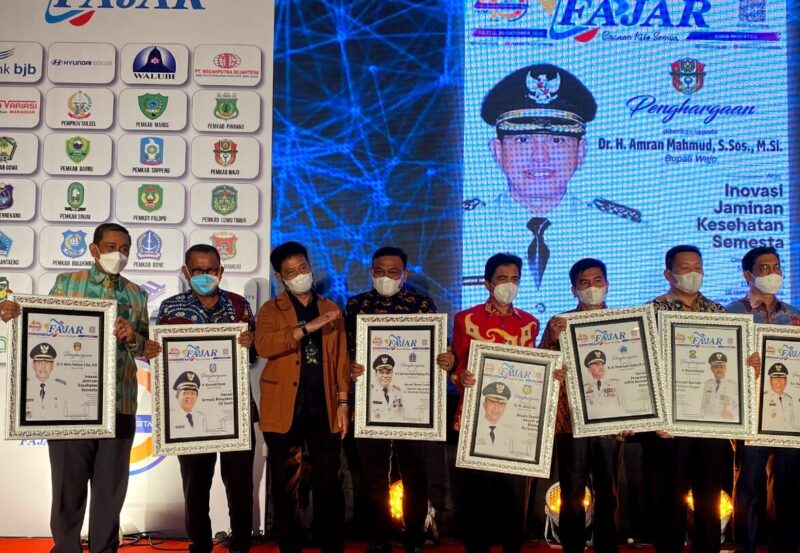 Bupati Wajo H. Amran Mahmud bersama Bupati/Walikota se Sulsel berpose bersama Menteri Pertanian RI Syahrul Yasin Limpo usai penerimaaan penghargaan dari Harian Fajar