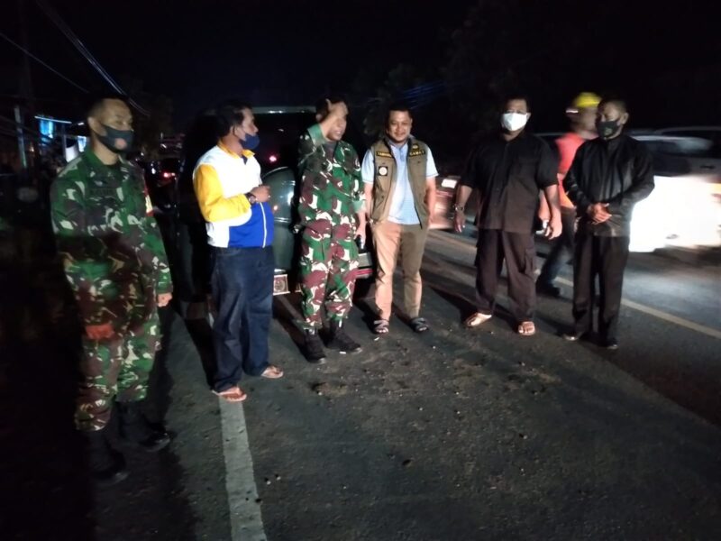 Kades Leppangan Abbas Paduai ( berjaket) bersama aparat TNI mendata kerusakan akibat puting beliung